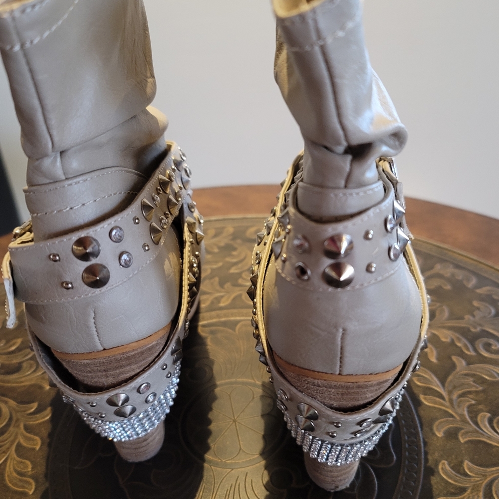 Boots - Picture 3 of 3